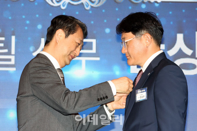 [포토]한상무 KG스틸 상무, 철의날 행사에서 국무총리표창 수상
