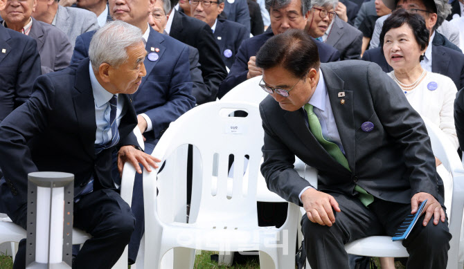 [포토]이야기 나누는 이재오-우원식