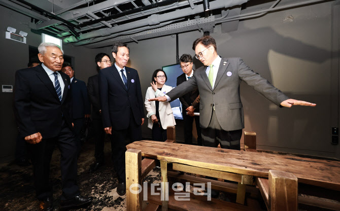 [포토]남영동 대공분실 고문도구 살펴보는 우원식-우상호-이재오