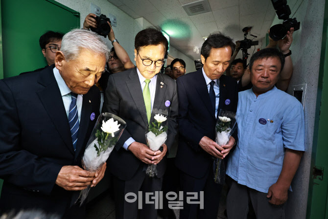 [포토]헌화하는 우원식-우상호-이재오
