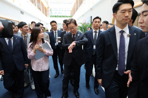 이재명 대통령, 출입기자들과 깜짝 티타임