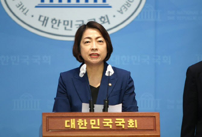 與 "당정협의, 격주에 한번 검토…3특검 추천 가능하면 빨리"
