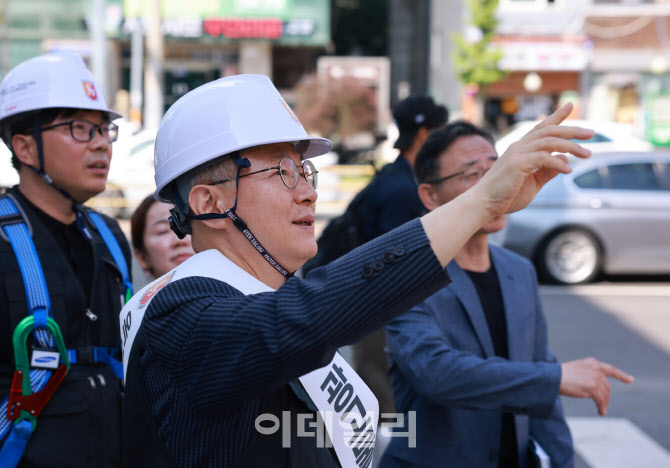 [포토] 위험 옥외광고물 살펴보는 장인홍 구로구청장