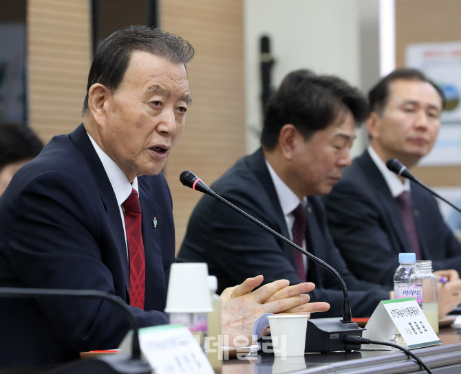 [포토] 경영 혁신 발언하는 홍문표 aT 사장