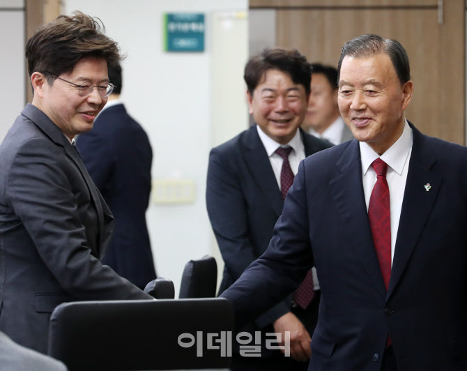 [포토] 혁신자문위원과  인사나누는 홍문표 aT 사장