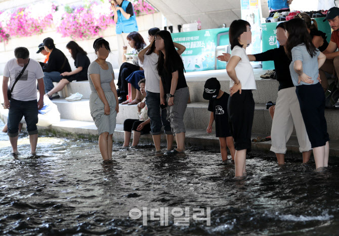 [포토] 시원한 청계천 물놀이