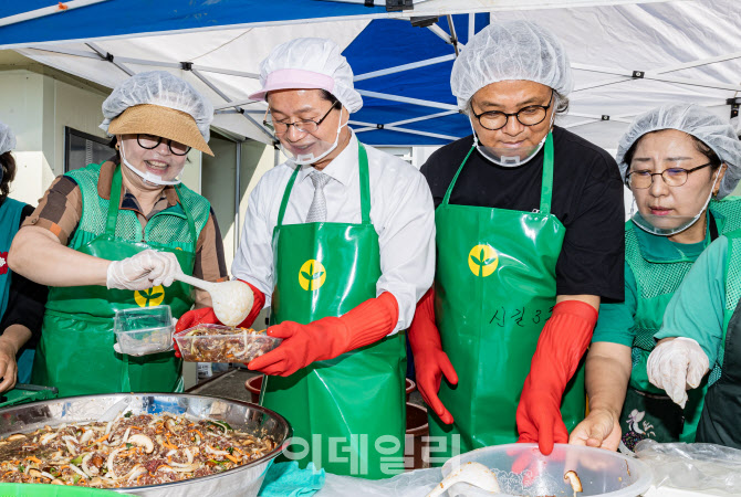 [포토] 최호권 영등포구청장, 사랑의 밑반찬 나누기