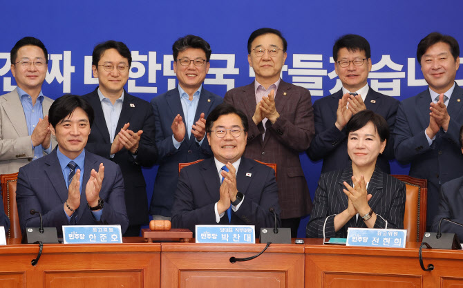 원내대표 임기 마친 與박찬대 "국민 응원봉에 보호받았다"