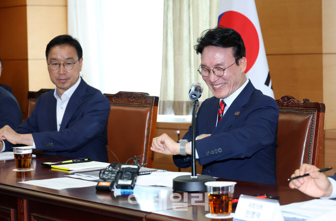 [포토] 시계보는 김민석 총리 후보자