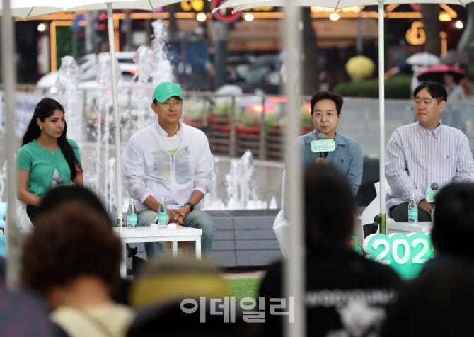 [포토] 오세훈 서울시장, 청계광장 토크콘서트