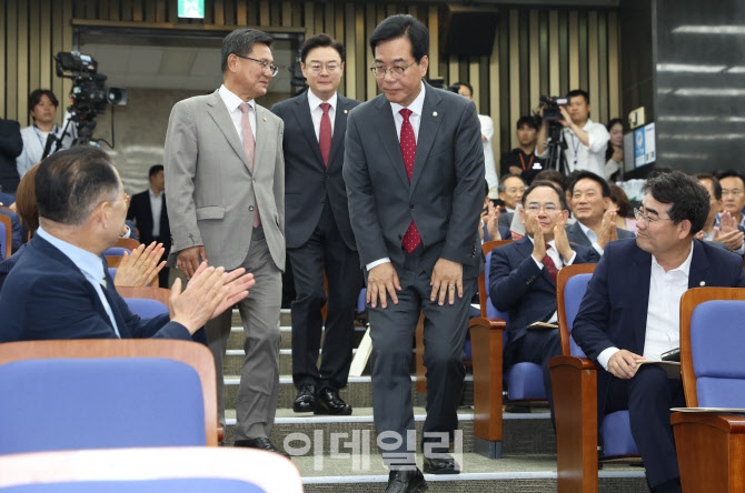 [포토]'의원총회장 들어서는 송언석-이헌승-김성원'