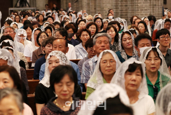 [포토] 교황 선출 감사 미사 참석한 신도들