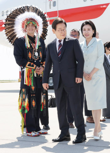 캐나다 도착한 李 "관세 협상 변수 많지만 최선 다하겠다"(종합)