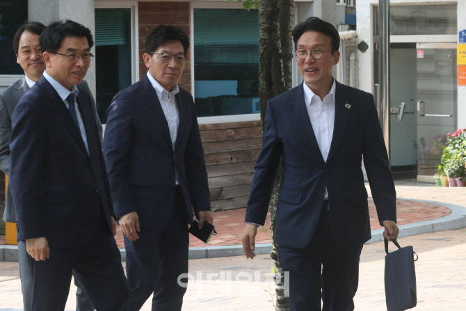 [포토]청문회 사무실로 향하는 김민석 총리 후보자