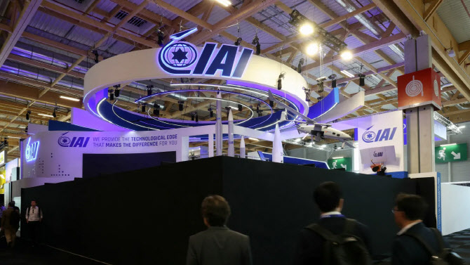 파리 에어쇼서 이스라엘 방산기업들 부스만 검은 가림막…왜?
