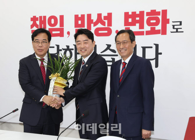 [포토]'이재명 대통령 축하난 받는 송언석 신임 원내대표'