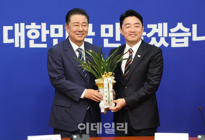 [포토]'이재명 대통령 축하난 받는 김병기 원내대표'