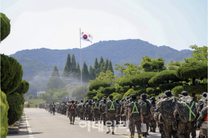 "징집병 월급 줄여 세수 메꾸나"…병사 자동진급제 폐지 논란