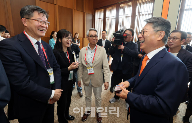 [포토]환담 나누는 곽재선 회장-이기일 차관