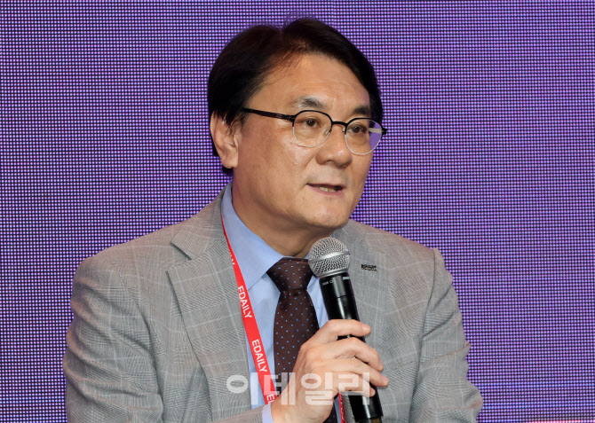 [포토]청중 질의에 답하는 이우영 한국산업인력공단 이사장