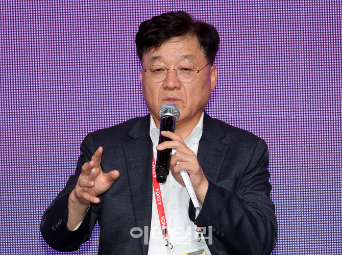 [포토]청중 질의에 답하는 정만기 한국산업연합포럼 회장