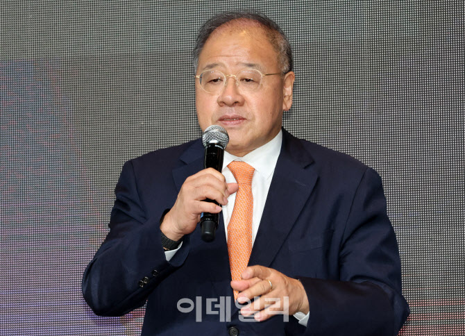 [포토]대담하는 안종범 정책평가연구원장