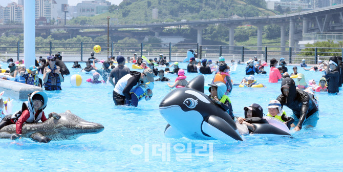 [포토]개장 첫 주말 맞은 한강야외수영장
