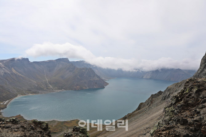 백두산이 40년 빚은 한 병…백산수의 ‘젖샘’을 엿보다[르포]