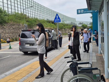 "단속 떴다" 사라지더니…또 병원 앞 `길막`, 약국 셔틀 활개
