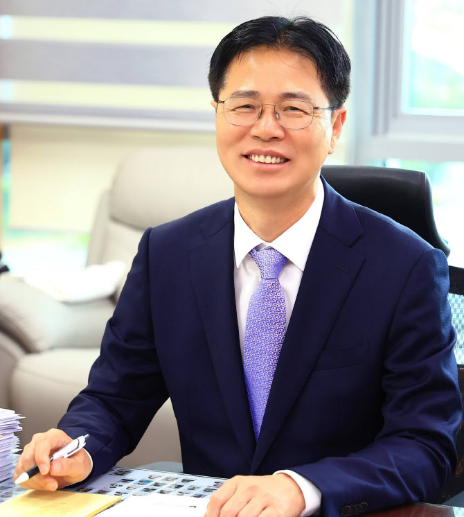 강형석 신임 농식품 차관 "농정 재설계 TF 구성…실용적 정책 준비할 것"