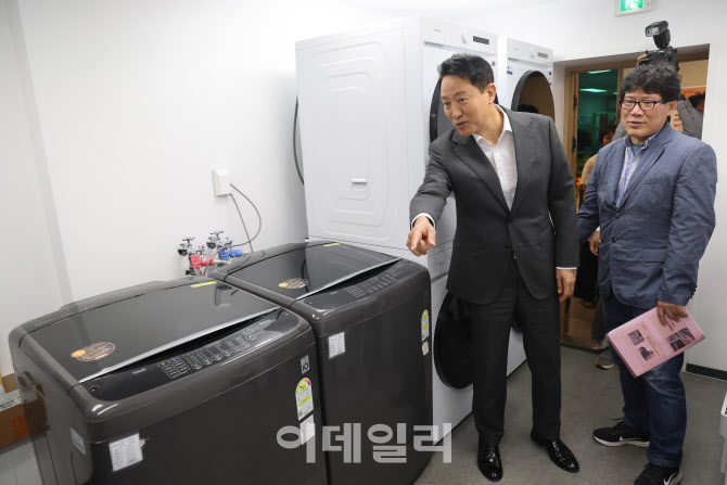 [포토] 동행스토어 '온기창고' 둘러보는 오세훈 서울시장