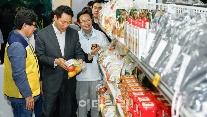 [포토] '온기창고' 물품 살펴보는 오세훈 시장
