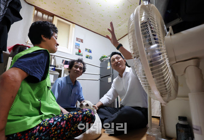 [포토] 쪽방촌 방문한 오세훈 시장