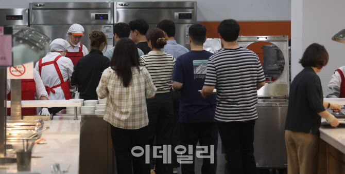 [포토]'런치플레이션' 심화로 북적이는 구내식당
