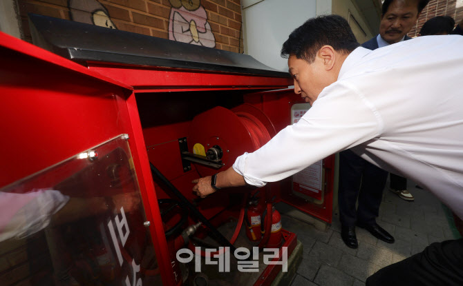 [포토] 쪽방촌 비상소방장치 점검하는 오세훈 서울시장