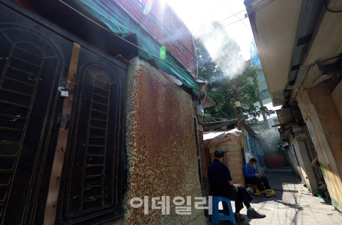[포토] 폭염 속 영등포쪽방촌