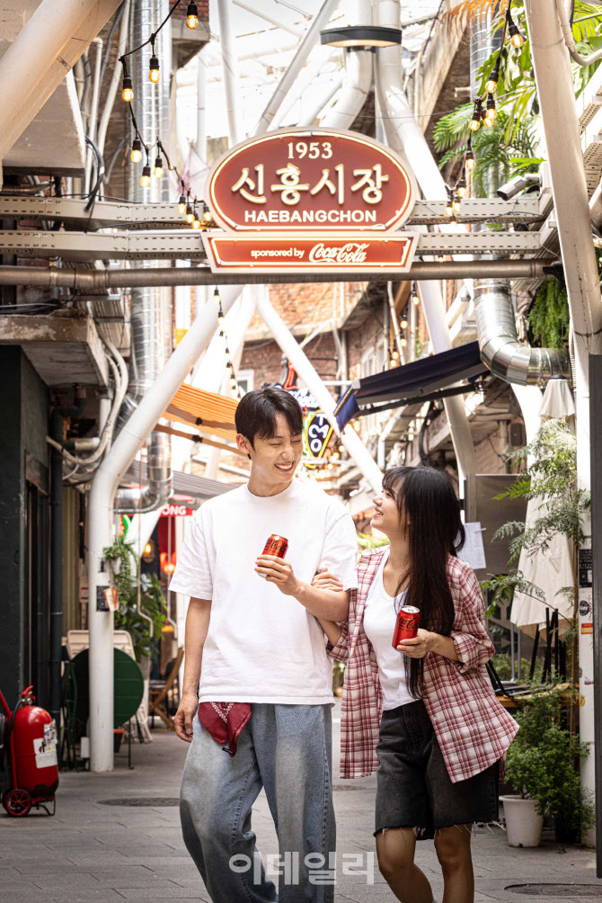 [포토]한국 코카-콜라, 해방촌 신흥시장과 브랜딩 협업해요~