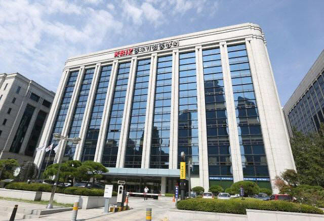 “0%대 경제성장 위기…최저임금 동결해야”