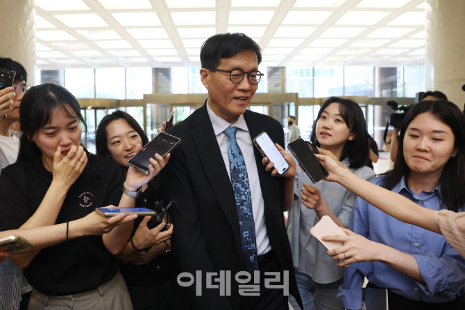 [포토]취재진 질문 받는 이창용 총재
