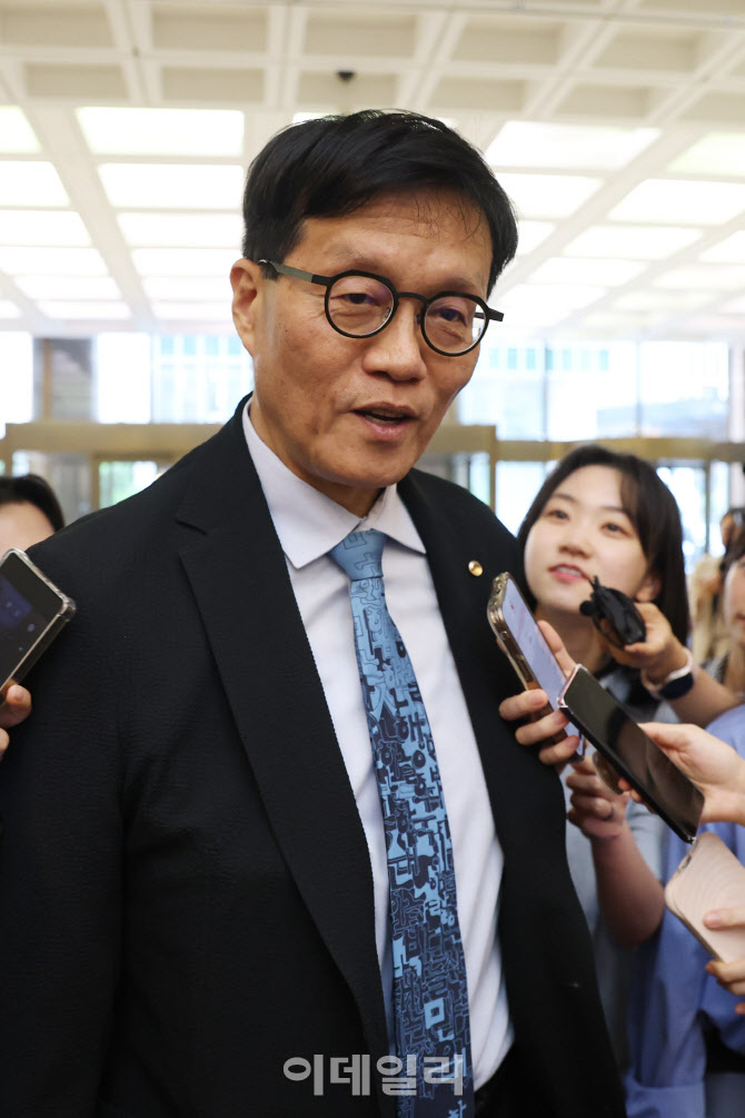[포토]취재진 질문 받는 이창용 한국은행 총재