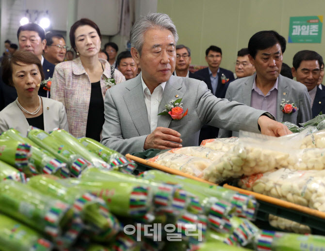 [포토] 농협싱씽몰 배송장 살펴보는 강호동 농협회장