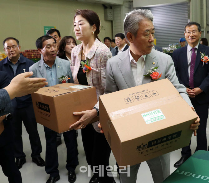 [포토] 농협싱씽몰 주문 시연하는 강호동 회장과 조현민 사장