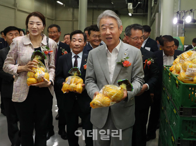 [포토] 배송장 순람하는 강호동 회장과 조현민 사장