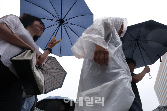 [포토]우산 챙기고 출근