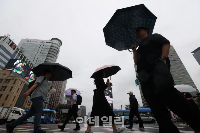 [포토]본격적 장마 시작, 우산 쓴 채 출근