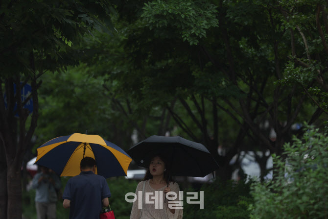 [포토]비 내리는 출근길