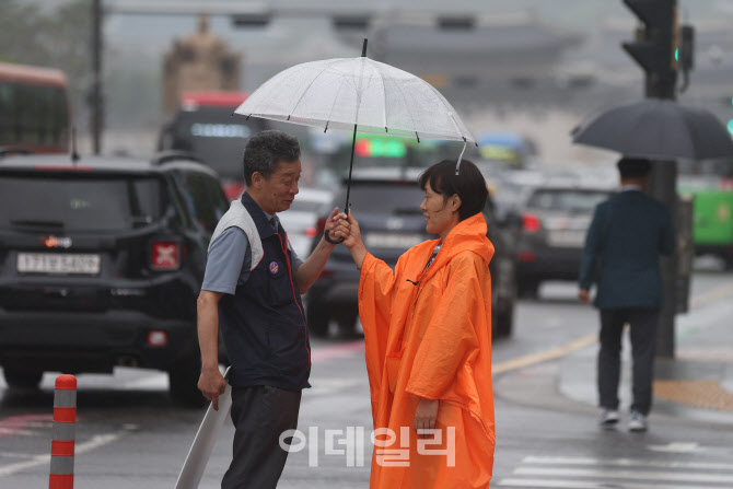 [포토]'우산 쓰고 투쟁하세요'