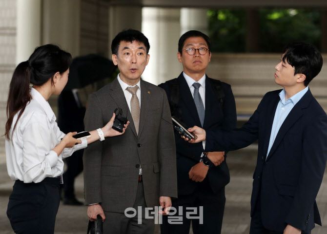 [포토] 취재진에 답변하는 이하상 변호사