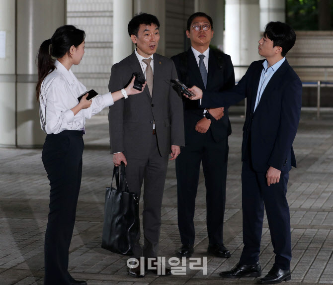 [포토] 취재진 질문에 답하는 이하상 변호사