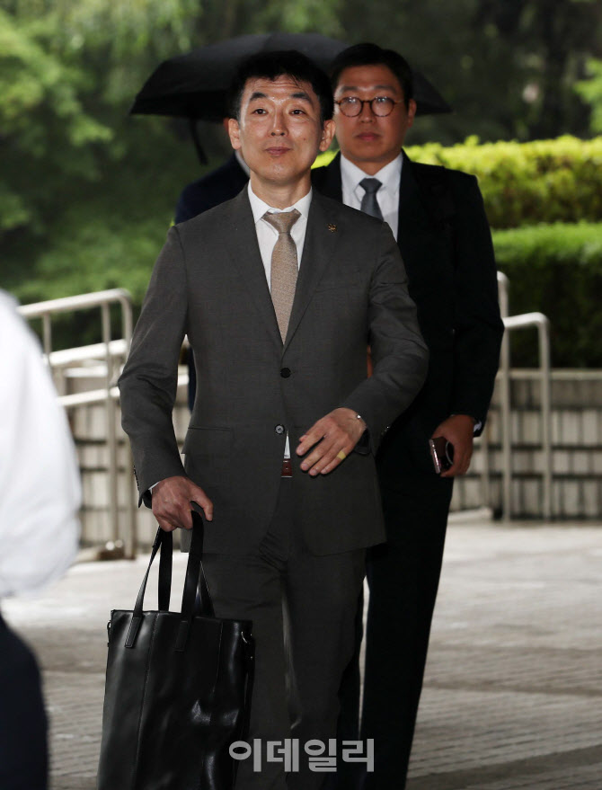 [포토] 서울중앙지법 출석하는 이하상 변호사